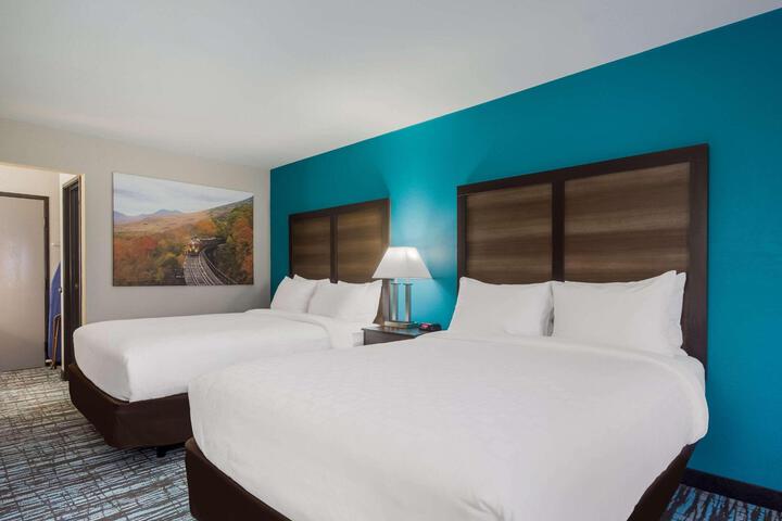 1 Queen Bed (10 of 23)