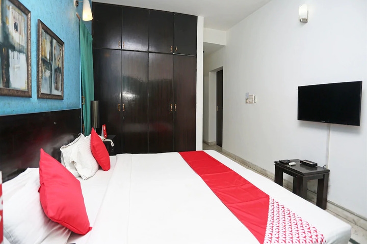 Room 5 of 10