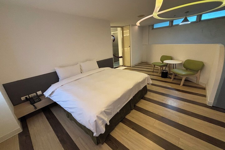 Room 53 of 82