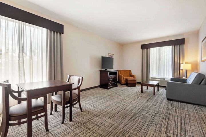 1 King Bed High Speed Internet Accessible Microwave and Refrigerator Flat Screen Television Desk Full Breakfast (8 of 14)