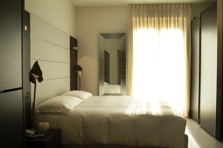 Room 11 of 32