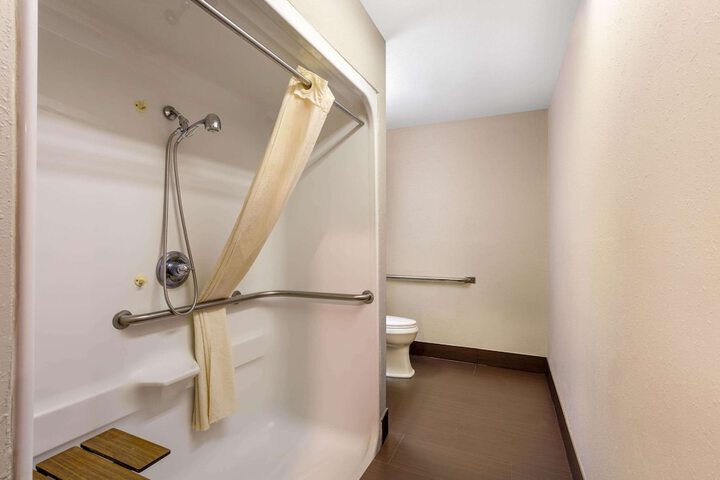 1 Queen Bed Accessible Room (22 of 25)