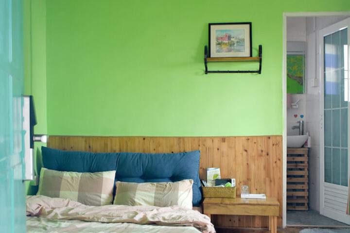 Room 13 of 36