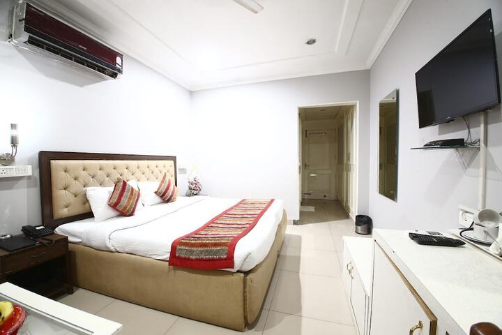 Room 9 of 42