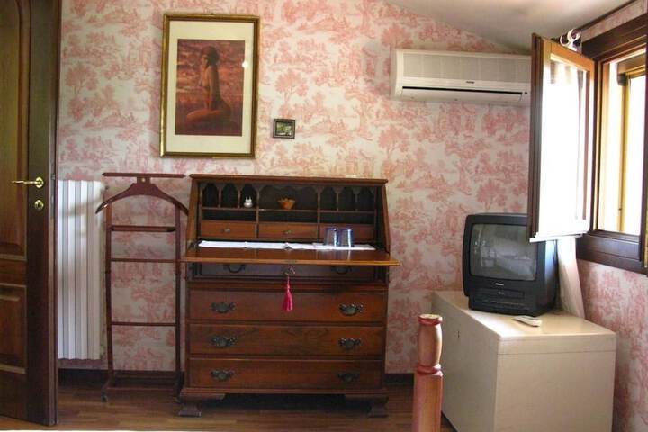 Room 11 of 33
