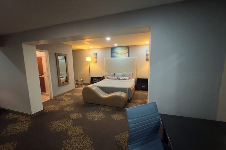 Room 6 of 11