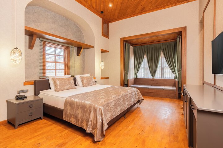 Room 3 of 37
