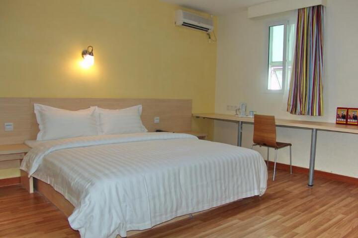 Room 4 of 7