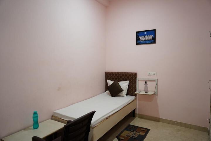 Room 9 of 14