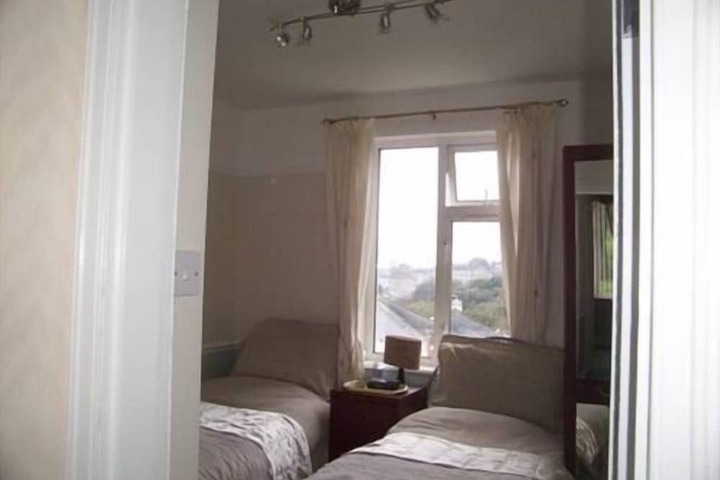 Room 5 of 12