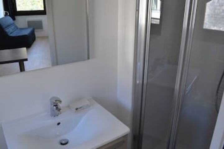 Room 3 of 40