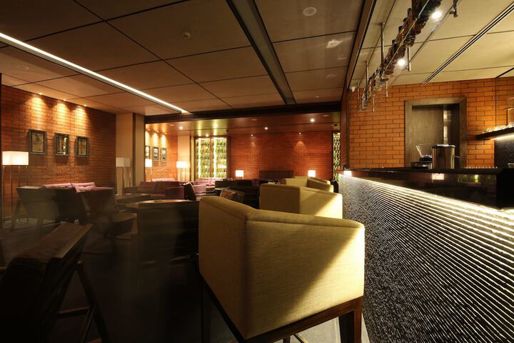 Lounge 44 of 67