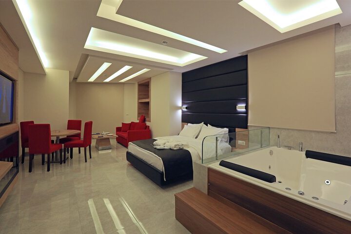 Room 8 of 105