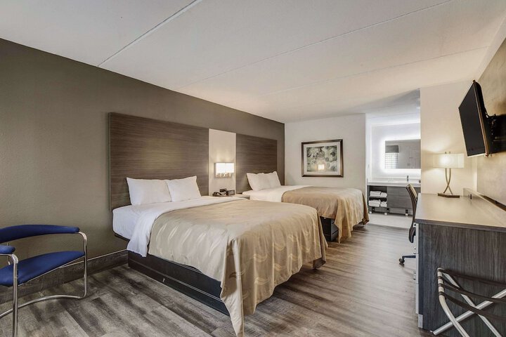 2 Queen Beds (8 of 10)