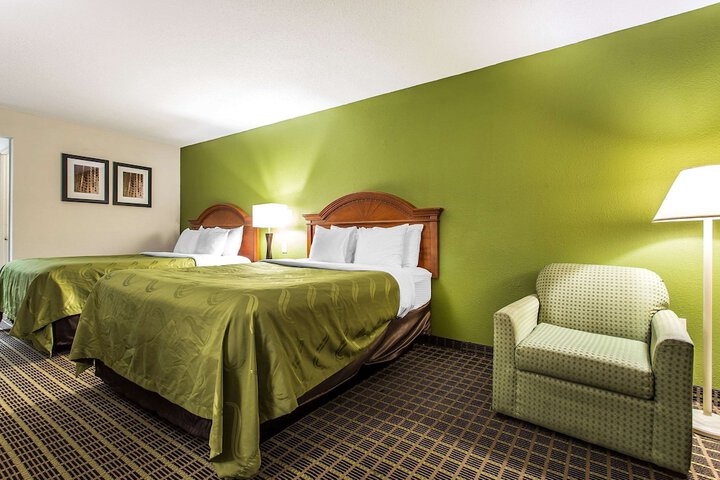 1 Queen Bed (16 of 17)