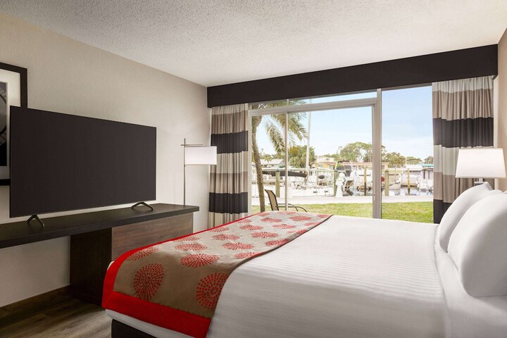 1 King Bed City View (13 of 14)