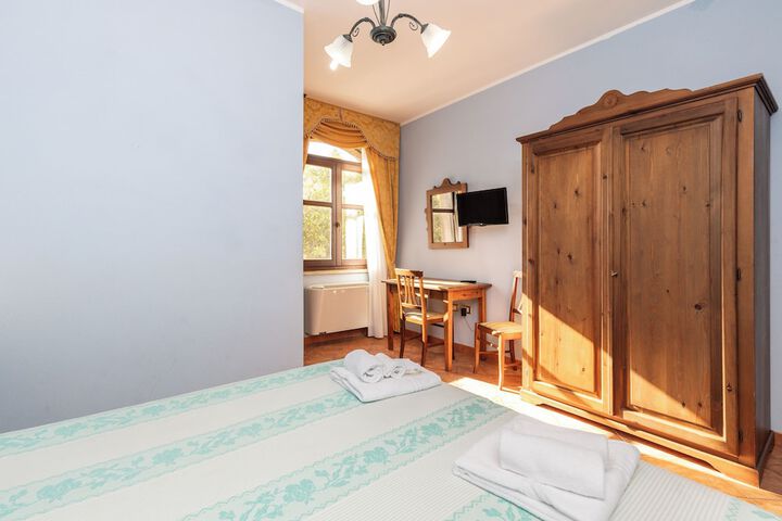 Room 5 of 49
