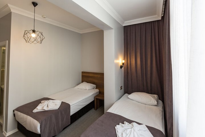 Room 11 of 28