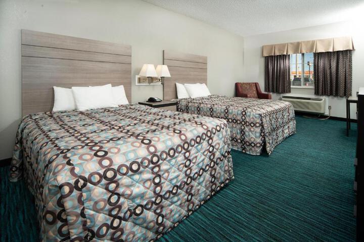 1 Queen Bed (3 of 11)