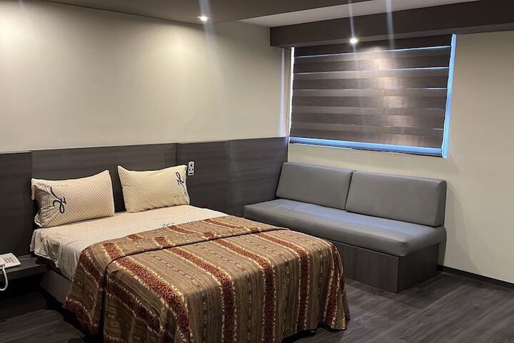 Room 8 of 13