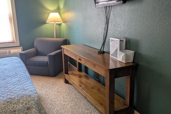 Room 8 of 16