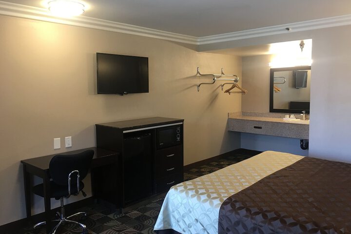 Deluxe King Bed Jetted Tub (2 of 16)