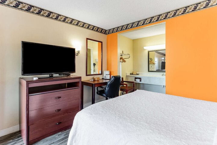 1 Queen Bed (3 of 10)