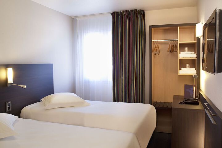 Room 6 of 28