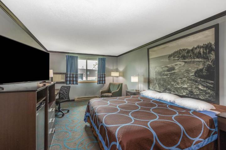 1 King Bed (7 of 9)