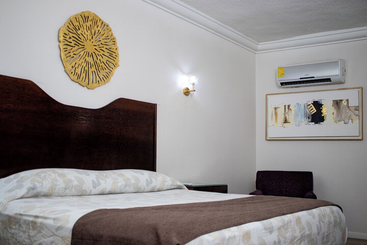 Room 10 of 28