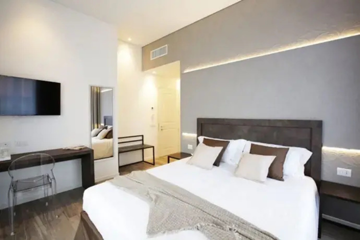 Room 5 of 8