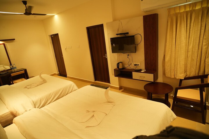 Room 4 of 12