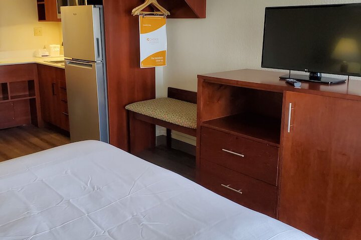1 Queen Bed (12 of 14)