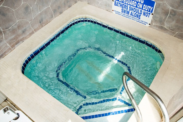 Indoor spa tub