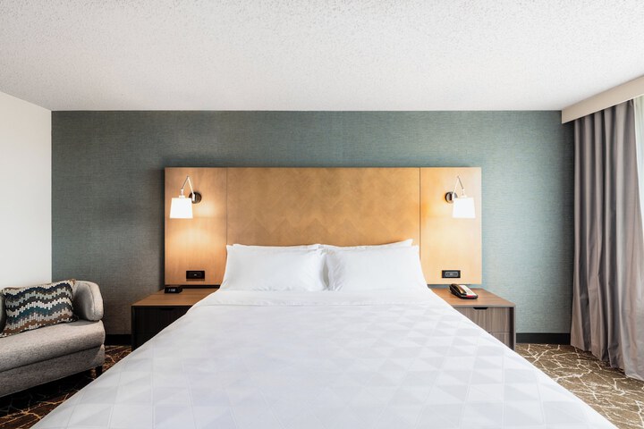 1 King Bed (1 of 4)