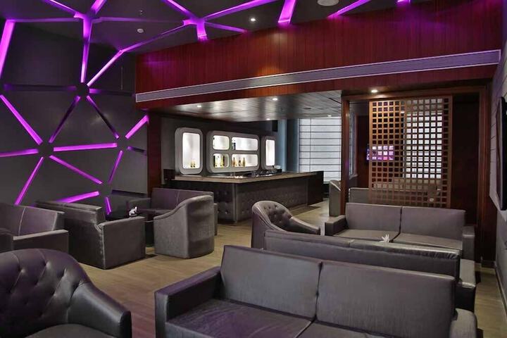 Lounge 33 of 48
