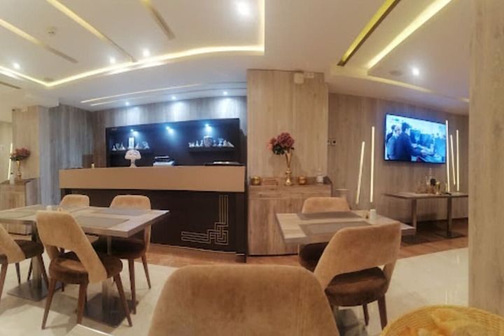 Lounge 37 of 58