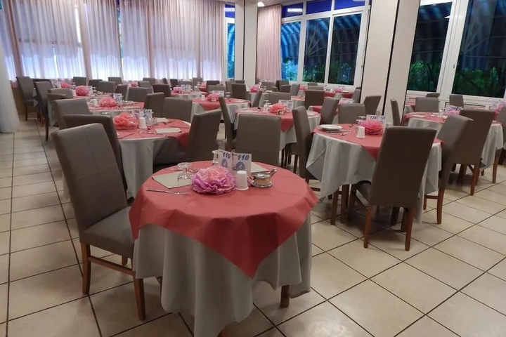 Dining 5 of 7