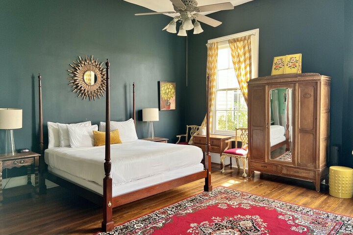 Room 33 of 102