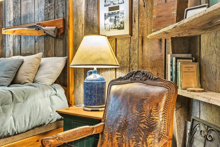 Snug Hug Queen Suite with Fireplace (118 of 131)