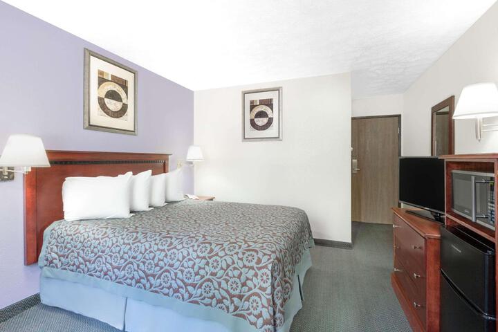 1 Queen Bed (11 of 21)