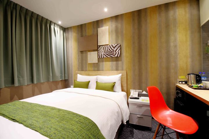 Room 9 of 32
