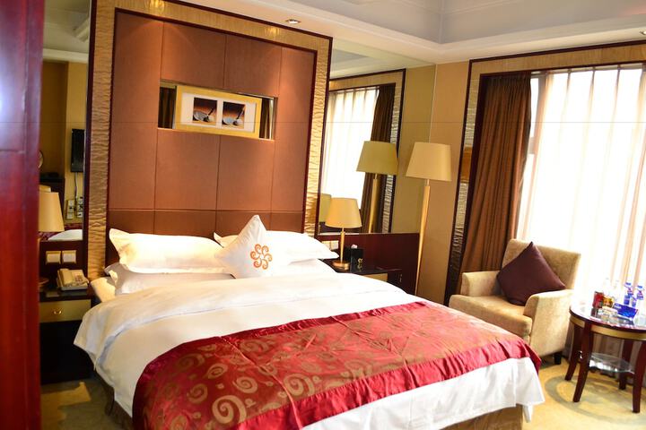 Room 4 of 8