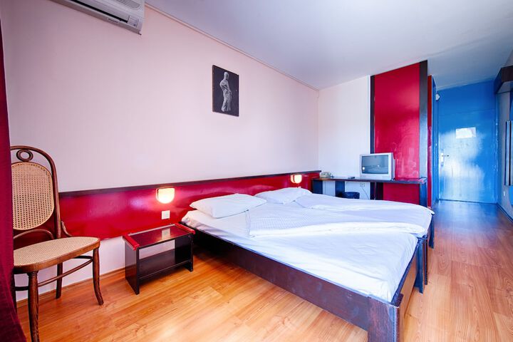 Room 8 of 48