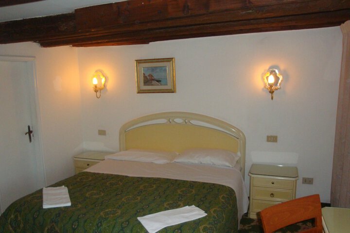 Room 9 of 50