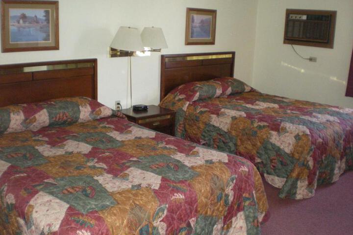 1 Queen Bed (3 of 4)