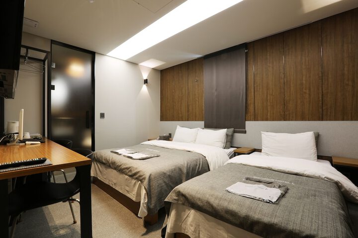 Room 2 of 44