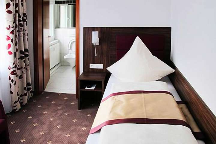 Room 10 of 65