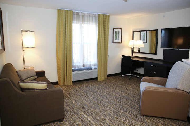 1 Queen Bed Studio Suite (4 of 21)