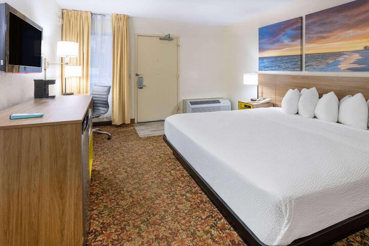 Double Deluxe King Bed (3 of 5)